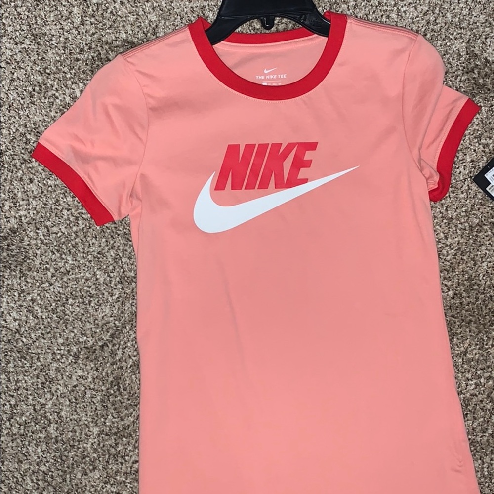Brand new never worn Nike shorts sleeve tee